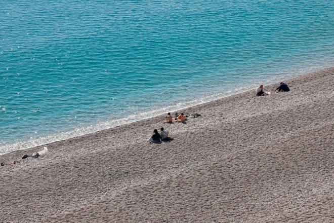 Meteoroloji Genel Mdrl verilerine gre; kentteki hava scakl 18, deniz suyu scakl ise 19 derece olarak lld.  Nem orannn yzde 50?yi grd Antalya?da scak havay frsat bilen tatilciler ve kentte yaayanlar Konyaalt Sahili?ne gitti.