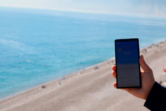 Trkiye?nin birok blgesinde kar ve souk hava etkili olurken, baz blgelerde ise bahar ve yaz aylarndan kalma gnler yaanyor.  O kentlerden biri de Antalya? Kentteki hava scakl yaz gnlerini aratmyor.