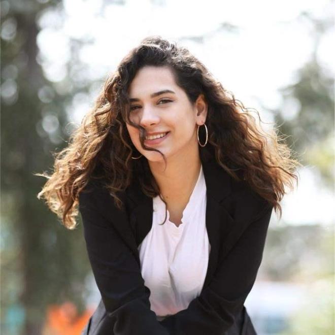 Oyunculuu brakarak ekran nnden ayrlan ebnem Ceceli, hukuk fakltesini kazanarak kariyer hayatnda bambaka bir yolculuu adm atmt.