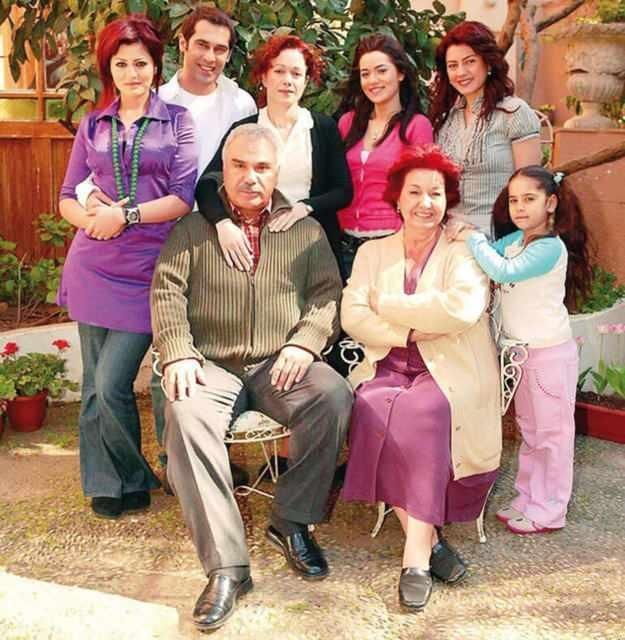 Gnmzde de hala izlenmeye devam eden Yaprak Dkm dizisi oyuncularyla da gndemden dmyor.