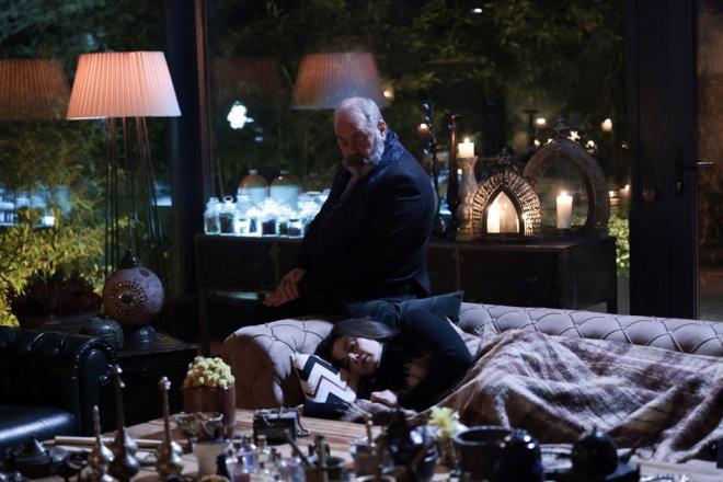 GAMZE BYK BR TEHLKENN ENDE    Plann uygulamaya devam eden zzet ise Hseyin adyla Gamze ile grmek istedi. Onu szleriyle etkileyen ve bir ay ikram eden zzet, onu hipnoz edip tehlikede olduunu syledi.    O srada Tuna ve ule ile vakit geiren mer ise Fatma Hanm'n Gamze ile ilgili dn dinledi.