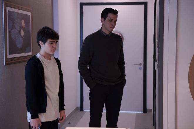 mer'de Gamze'yi ldrtan aile fotoraf! "Bu tavrlar bana dert aacak" - 3  MER LE GAMZE'NN BYK ACISI    Hastanede gzn aan ve karsnda mer'i gren Gamze, bebeini sordu. mer'in baklarndan onu kaybettiini anlayan Gamze adeta feryat etti.    O sakinleince mer de "Seni bulduumda kalbin atmyordu. Allah seni bize balad. nemli olan senin hayatta olman" dedi.    Ayn anlarda Nilfer ve Eda da Aliye'nin gtrd evde trl ikencelere maruz kald.