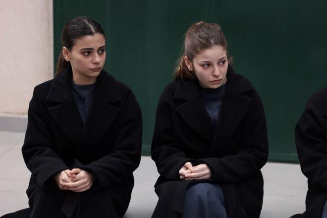 mer'de Gamze'yi ldrtan aile fotoraf! "Bu tavrlar bana dert aacak" - 12  KRAN, EDA'YI BULDU    O anlarda Eda'y grmek iin abalayan kran ise Aliye dar karken frsat buldu. kiliyi zorla ayran Aliye ise Eda'y hcreye kapatt.