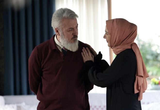 REAT'TAN EK'E TEPK    Eve dnen Reat, Tahir'in bana gelenlere zlrken; iek ev iin "Benim evi satalm, Tahir'e parasn verelim" dedi. Buna sinirlenen Reat ise byle bir eyi asla kabul etmeyeceini syledi. iek'in "Gamze harcaynca sorun olmuyor, ben syleyince mi problem oluyor?" szleri Reat' iyice kzdrd.