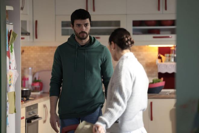 NSA EV TERK ETT    Ayn anlarda fkesini annesinden karan Emine ise onu zgr ile grdn syledi. Bunu kaldramayan Hakan ise Nisa'y evden kovdu. ok zlen Nisa, "Madem bir kere yzm gld. Bu size fazla geldi, gidiyorum ite" deyip evi terk etti.