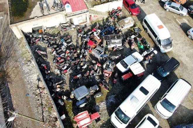 Yeniehir ilesinde yediemin otoparkn ileten Sinan Akak, milyon lira deerindeki aralarn otoparklarda rmesine gnllerinin el vermediini syledi.