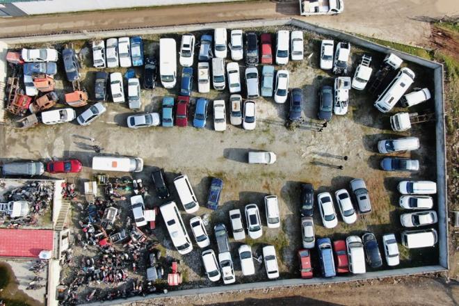 Otoparknda 300?den fazla ara bulunmakta olduunu aktaran Akak, "Bin 500 adet de motosiklet yatmaktadr. Bu kadar aracn burada rmesine vicdanmz el vermiyor. nk milyon deerindeki aralar burada ryor. Bu arabalarn burada yatmas ayn zamanda bizim iin de bir zarardr. Sonuta yerimi yllardr megul eden aralar var. Adalet Bakanlmzn bu konu hakknda bir adm atmasn rica ediyoruz? dedi.