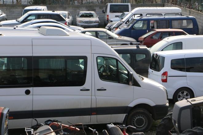Diyarbakr?da bir yediemin otoparknda 300?den fazla ara, bin 500 adet de motosiklet yllardr sahiplerini bekliyor. Tahmini deeri 80 milyon zerinde olan aralar, rmeye terk edildi. Otopark sahipleri, hacizli aralarn ekonomiye tekrar kazandrlmas iin yetkililere arda bulundu.