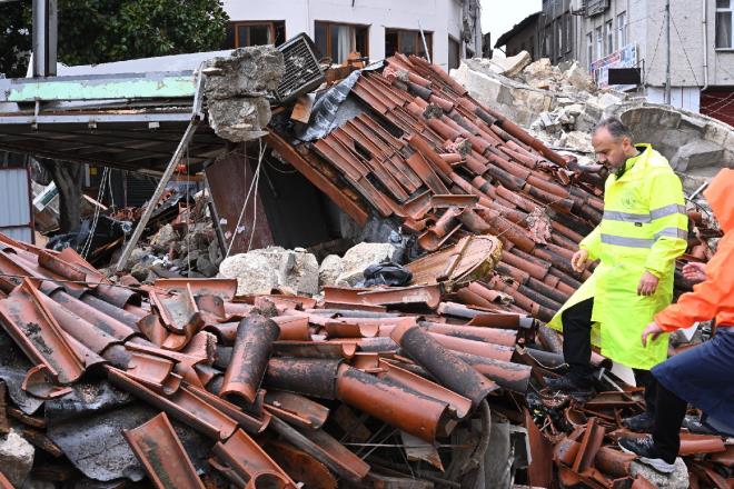 Trkiye'yi yasa boan Kahramanmara merkezli depremlerden en ar yaray alan Hatay'da sadece binalar deil, asrlk camiler, kaleler, hanlar, kiliseler ve birok tarih eser de ya tamamen ykld ya da byk zarar grd. Hatay'n eski camilerinden birisi olan 1271-1272 yllarnda yapld sanlan tarih Antakya Ulu Cami de depremlerin ardndan yklp, tamamen moloz ynna dnd. Memlkler dneminde ina edilen, medrese, yazlk camii, adrvan, iki adet trbe, eme, imaret ve dkknlar gibi farkl dnemlerde ina edilmi yaplardan meydana gelen bir klliye niteliindeki Ulu Camii; harimde iki mihrab bulunmas asndan tek eser olma zelliine de sahipti. Depremin ardndan Hatay'da yaamn normale dnmesi iin yardmlarn datmn stlenen, seyyar tuvaletleri kuran ve 3 ayr blgede 2000 konteynerden oluan yaam alanlar hazrlayan Bursa Bykehir Belediyesi, Antakya Ulu Camii'nin restorasyonu iini de stlendi.