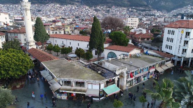 Hatay?a Bursa imzas<br>  Afetin hemen ardndan Hatay'a gidip, uzun sre blgedeki almalar takip eden Bursa Bykehir Belediye Bakan Alinur Akta, restorasyonunu stlendikleri Antakya Ulu Camii'nin de Hatay'a atlan nemli bir Bursa imzas olacan syledi. Rleve, restorasyon ve restitsyon projelerinin hazrlandn ve enkazda modelleme almalarnn tamamlandn kaydeden Bakan Akta, 'Yklenici firmamz alandaki almalar da hzla srdryor. Enkazn kaldrlmas biraz zaman ald ancak titizlikle allmas gerekiyordu. Tarihi deeri bulunan her bir eser paras tek tek kayt altna alnd. imdi alan tamamen temizlendi ve almalar hzlandryoruz. nallah Hatay Ulu Cami, gelen misafirlerini daha salkl bir ortamda kabul edecek. Buna arac olmak, vesile olmak benim iin de son derece byk bir mutluluk' diye konutu.