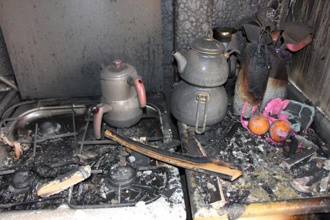 Evde yaayan iki kiiden Saime Trkmen?in o srada hasta babasna refakat etmek iin hastanede olduu, kaynvalidesinin ise umre yapmak zere geen hafta Suudi Arabistan?a gittii renildi.