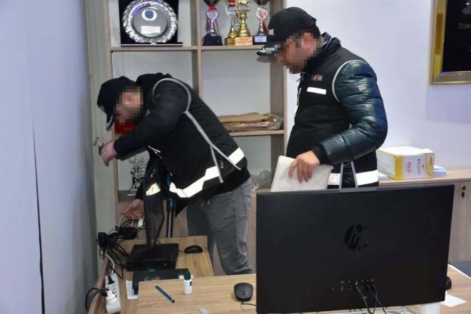 Ekiplerce, yasa d yollardan yurt dna kma hazrlnda olduu ne srlen holdingin kurucusu ve sahibi S.O. ve ei S.O, 7 ubat'ta Adana'da saklandklar ikamette yakalanmt.  pheli S.O'nun 2017'de Van Cumhuriyet Basavclnca yrtlen FET soruturmas kapsamnda stemen olarak grev yapt Trk Silahl Kuvvetlerinden aa alnarak ihra edildii, operasyonda gzaltna alnanlarn arasnda emekli tugeneral M.R.A'nn da bulunduu belirlenmiti.