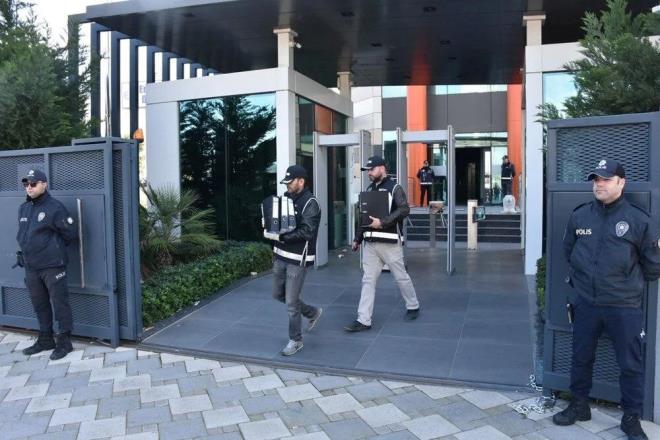 zmir?de holding ve itirakleri araclyla kar pay datma vaadiyle ok sayda kiinin dolandrlmasna ynelik soruturmada yeni ayrntlara ulald.    Karyaka Cumhuriyet Basavclnca nitelikli dolandrclk ve su ilemek amacyla rgt kurmak ve ye olmak sularna ynelik yrtlen soruturma devam ediyor.  Soruturma kapsamnda hakknda yakalama karar bulunan 1 pheli daha gzaltna alnd. Adliyeye sevk edilen pheli karld hakimlike tutukland. Bylece tutuklu says 28?e kt.