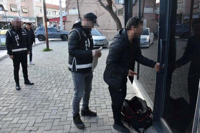 EMEKL TUGENERAL DE DOLANDIRILDIINI SAVUNDU    Operasyonda tutuklananlar arasnda yer alan emekli tugeneral M.R.A?nn ifadesinde, holding sahibi S.O?nun stemen olduu dnemde emrinde altn, TSK?dan ihra edildikten sonra borsa ve yazlm alannda i kurduunu, emekli olduktan kendisine 2023 yl Mart aynda i teklif ettiini, Haziran aynda ii kabul ettiini anlatt renildi.