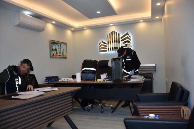 S.O?nun kurduu sisteme kendisinin de 1 milyon 800 bin lira yatrdn, aylk yzde 20 faiz sunduklarn ifade eden M.R.A?nn, parasnn faiziyle 4 milyon 200 bin liraya ulatnn sylendiini ancak kendisinin de parasn alamadn, dolandrclk maduru olduunu savunduu belirtildi.  irkette genel mdr yardmcs pozisyonunda altn bilmediini de ne sren M.R.A?nn, irket toplantlarnda dron tantma sunumu yaptn da savunduu kaydedildi.