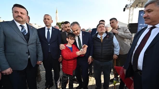 Bursa Bykehir Belediyesi tarafndan yaplacak Gemlik Sahili dzenleme almalarnn temeli trenle atld. Bykehir Belediye Bakan Alinur Akta, e zamanl olarak yrtlen Gemlik, Kurunlu, Tirilye ve Gzelyal sahil band almalaryla sahillerin Bursa'ya ayr bir deer katacan syledi.