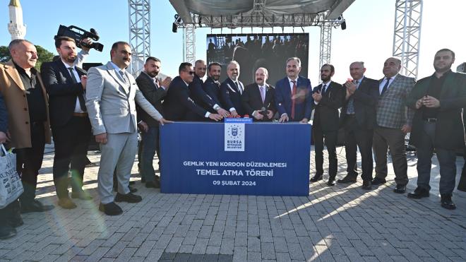 lk gnk akla alyoruz<br>  Bursa Milletvekili Mustafa Varank da kendilerine emanet edilen makamlar, vatandalara hizmet etmek iin kullanmay dert edindiklerini syledi. Cumhurbakan Recep Tayyip Erdoan?n liderliinde 22 senedir merkezi hkmette ve yerel ynetimlerde byk bir gayretle altklarn belirten Mustafa Varank, yorulmak ve ylmak bilmeden ilk gnk akla almay srdrdklerini ifade etti. Bir vatandan kendilerine 'Allah raz olsun. Ne gzel yaptnz.' demesinin en byk hediye olduunu dile getiren Varank, 'Biz bu anlayla hizmet ediyoruz. Yakn zamanda bu blgede frtna yaand. Birok iyeri de zarar grd. Bykehir Belediye Bakanmz 'felaket hlinde ayn skntlar yaanmasn, vatandalarmz da ayn zamanda blgeden istifade edebilsin' diye gzel bir projeyi balatt. Sahilin vatandalar tarafndan keyifli bir ekilde kullanabilmesi iin balang yapyoruz. 5 yl zorlu geti. Bu skntl srece ramen Bakanmz Alinur Akta hizmetlerin tamamn bitirdi. Bizim derdimiz ve sevdamz belli. Bursa?ya kazandrdklarmzla gurur duyuyoruz. Bitirilmeyi bekleyen projelerimizi de bitirmekte kararlyz. Gemlik'i hizmetlerle ve yatrmlarla buluturacaz. Bu heyecanla yolumuza devam edeceiz. Yeni yatrm, Gemlik'e ve Bursa'ya hayrl olsun." dedi.