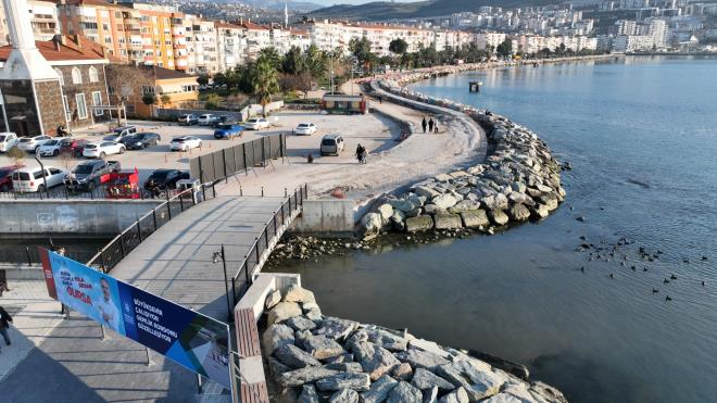Bursa'nn sahil kenti kimliini ne karmak iin Mudanya, Gemlik ve Karacabey snrlarndaki 115 kilometre deniz kys ile znik ve Uluabat'taki 162 kilometre gl kysnda nemli dzenleme almalarn hayata geiren Bykehir Belediyesi, sahillerdeki kaliteyi giderek ykseltiyor. Gemlik'in Kurunlu sahilini dzenleme almalaryla ayrcalkl bir kordona dntren Bykehir Belediyesi, imdi de Gemlik merkezdeki Zeytin Dal Meydan'nn devamndaki ky bandnda dzenleme almalarnn startn verdi. Kasm aynda meydana gelen frtnalar ve deniz taknlarnn ky bandnda at zararlar ortadan kaldrmak iin byk mesai harcayan Bykehir Belediyesi, yaplacak dzenleme almalaryla ky bandn hem taknlara kar gvenli hle getirecek hem de ileye ayrcalkl bir kordon kazandrm olacak. alma ile bundan sonraki yalarda deniz takn ve frtnann tekrar olumsuzluklara neden olmamas iin topuk duvar ve yry yolu ykseltme ilemleri yaplacak. Toplam 700 metre uzunluk ve 26 bin metrekare geniliindeki alanda yry ve bisiklet yolu kaplamalar ve yeil alan dzenlemeleri yaplacak. Kent mobilyalar ve spor aletleriyle de donatlacak sahil band, Gemliklilerin buluma noktas olacak.