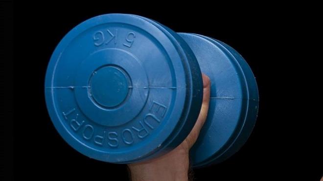 AIRLIK KALDIRIN    ou zaman kas gelitirmeyi dnmemiz gerekirken ya yakmay dnrz.    Daha fazla kas altrmak, dinlenme srasnda daha fazla kalori yaklmas anlamna gelir. Bu da yediiniz gday, daha az kasnz olduu duruma gre daha kolay yakacanz anlamna geliyor.    Nasl kas elde edebilirsiniz? Arlk kaldrarak.    Arln zorlayc olduundan ve formunuzun doru olduundan emin olmak iin her hafta  adet 30 ila 45 dakikalk antrenman eklemeyi hedefleyin.    Zamanla kas gelitirecek ve daha sk grneceksiniz.