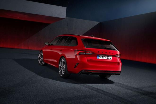 265 HP ile daha gl 2.0 litre TSI motorla donatlan Skoda Octavia RS, ayn zamanda 370 Nm tork deerine sahip. 7 ileri otomatik DSG anzmanla eletirildi. Standart spor sspansiyon 15 milimetre alaltlan Octavia RS, kademeli direksiyon ve elektronik olarak kontrol edilen VAQ snrl kaydrmal diferansiyel ile mkemmel eki ve sr dinamikleri sunabiliyor.