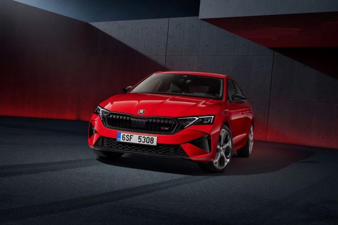 OCTAVA RS DAHA DA GLEND    Skoda RS ismi, 2000 ylndan bu yana Octavia?nn en sportif versiyonlarn tanmlamak iin kullanlyor. Yenilenen Octavia ile birlikte RS versiyonu da daha iddial hale geldi. Geleneksel parlak siyah detaylara ek olarak Octavia RS standart olarak LED Matrix farlarla birlikte geliyor.