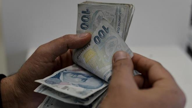 Bayram ikramiyeleri 1100 liradan 2 bin liraya ykseltilmiti. Bylelikle emeklilere getiimiz yl Ramazan ve Kurban Bayram'nda 2 bin lira, toplamda 4 bin lira ikramiye demesi yaplmt. imdi ise emeklilerin bayram ikramiyesine zam konusu gndemde. te, emeklilerin bayram ikramiyesine zam konusunda son bilgiler...