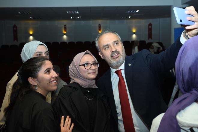 Bursa?da ana kucandan niversiteye kadar eitimin her kademesinde nemli yatrmlarla Bursa?da eitimin tasn ykselten Bykehir Belediyesi, Yksekretim Kurumlar Snav ncesi ihtiya sahibi ailelere nefes aldracak bir uygulamay daha devreye ald. Genlik merkezleri ve ktphaneler, liseli ve niversiteli 10 bin renciye burs destei, orba emeleri, su indirimi, cretsiz snava hazrlk kurslar ve genlik kulb uygulamas gibi uygulamalara imdi de YKS bavuru cretlerinin karlanmas eklendi. Bursa?da bu yl Yksekretim Kurumlar Snav?na girecek ihtiya sahibi rencilerin bavuru cretleri Bykehir Belediyesi tarafndan denecek.snavdestek.bursa.bel.tradresi zerinden 29 ubat?a kadar online bavuru yapp, gerekli koullar salad belirlenen niversite adaylar bu uygulamadan yararlanabilecek.