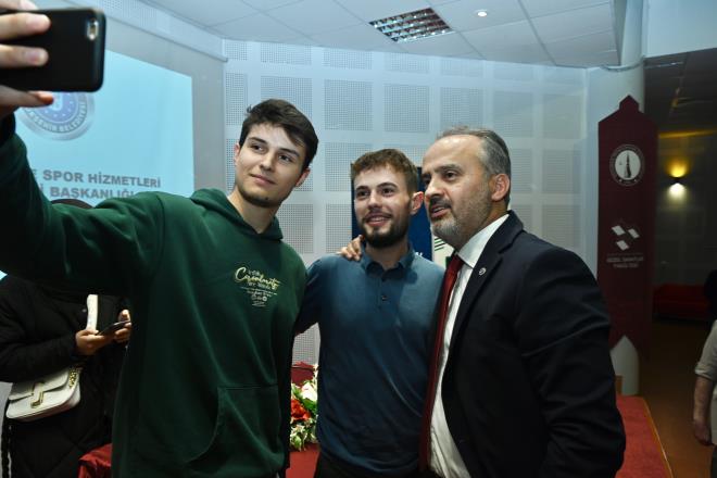 Baar sizden destek bizden<br>  niversite snavna hazrlanan genlere mjdeyi bizzat kendi veren Bursa Bykehir Belediye Bakan Alinur Akta, genlere ve eitime sunduklar katklarla lkenin geleceini daha salam ve daha gl bir ekilde ina ettiklerini syledi. BURSKOOP marifetiyle niversite ve meslek lisesi rencilerine salanan burslarn kapsamn lisans, yksek lisans ve doktora rencilerini de kapsayacak ekilde genilettiklerini ifade eden Bakan Akta, ?Biliyorsunuz ki ehit ve gazilerimizin ocuklarnn Yksekretim Kurumlarna giri snavnda creti, Aile ve Sosyal Hizmetler Bakanlmz tarafndan karlanyor. Bizler de Bursa Bykehir Belediyesi olarak bu destei ehrimizde YKS?ye girecek tm ihtiya sahibi rencilerimiz iin uyguluyoruz. ehrimizdeki devlet okullar, zel okullar ve ak liselerde okumakta olan ya da mezun olan rencilerimizin; gerekli artlar tamalar ve onaylanm snav bavuru formlarn ekleyerek snavdestek.bursa.bel.tr adresi zerinden 29 ubat tarihine kadar online bavuru yapmalar halinde dedikleri snav cretlerini hesaplarna iade ediyoruz. Verdiimiz szleri bir bir tutuyoruz. almak ve baarmak genlerimizden, geleceiniz iin her trl destek bizden? diye konutu.