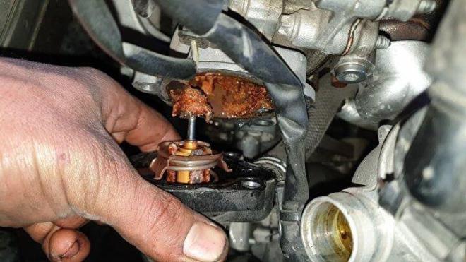 Radyatr gibi nemli paralarn dalmamas iin antifriz kullanmnn nemli olduunu ifade eden nlce, bunun yan sra ortalama bin 500 lira olan ya bakmnn yaptrlmamas halinde meydana gelebilecek arzalarn 30 bin lira gibi yksek maliyetlere yol aabileceine vurgu yapt.