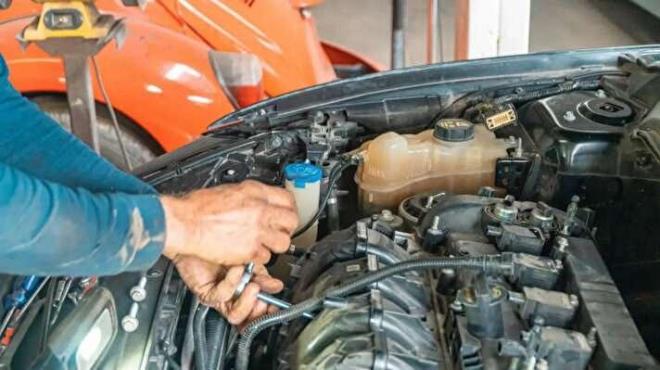 lkemize ge gelen k mevsimiyle birlikte, souk hava, karl ve buzlu zeminlerde gvenli sr yapma yeniden gndeme geldi.  Uzmanlar bu souk havalarda ara kullananlarn mutlaka dikkat etmesi gereken ve hata zerine hata yapmann en az 30 bin TL'ye kadar mal olabilecei konusunda uyard.