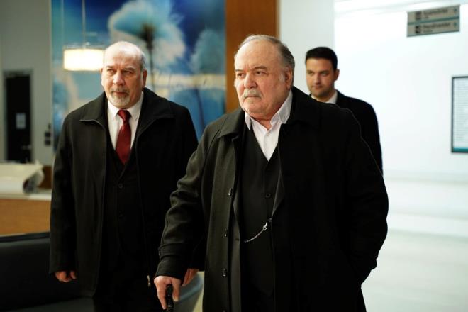 Yal apkn 58. blmde; hapse giren olu Orhan iin son are Kont Ziya'dan yardm isteyen Halis Korhan, ona telefon ap "Sen de bilirsin ki; iki elim kanda olsa aramazdm seni Ziya... Mevzu evlatlarmz olunca yapmam denileni yaptryormu hayat" demiti.