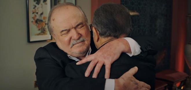 Ardndan Halis Korhan ile Kont Ziya'nn birbirlerine sarlmas merak uyandrd.