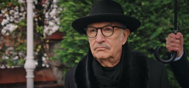 "ORHAN'A SAHP IKACAIZ"    Bu telefon zerine Yal apkn 59. blm tantmnda; Halis Korhan'n evine gidecek olan Kont Ziya'nn (Tamer Levent) "Bizim gibi uzun sre dman olup da yeniemezsen sonunda dost olurmusun. Benim ieride adamm var Orhan'a sahip kacaz" demesi dikkat ekti.