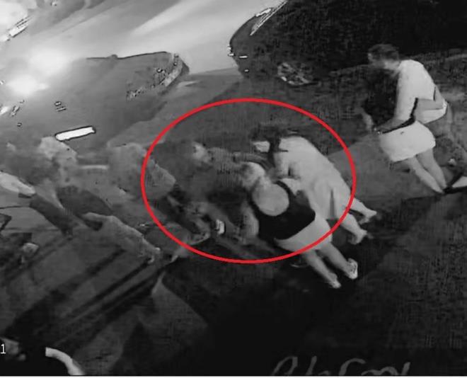 ahin, davann karar durumasnda da yneltilen sulamalar kabul etmezken, Cumhuriyet Savcsnn verdii mtalaada, ?Tank anlatm ve kamera grntlerinden de anlalaca gibi, sann, Sibel Kahraman' hrriyetinden yoksun brakp hakaret ettii, doktor raporunda belirtildii gibi fizik gcn kullanarak vcudunda basit olmayan krklara neden olduu tespit edilmitir.? denildi. Sann, ''kasten yaralama'', ''kiiyi hrriyetinden yoksun brakma'' ve ''hakaret'' sularndan cezalandrlarak adli kontrol artyla tahliye istendi.