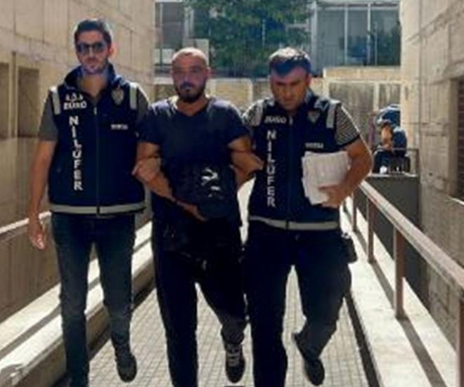 ''BU CSSEMLE NASIL 9 KAFA ATABLRM?''    ahin, Bursa 11'inci Asliye Ceza Mahkemesi'nde grlen ilk durumaya Ses ve Grnt Biliim Sistemi (SEGBS) ile katlrken, Sibel Kahraman ve ailesi ile taraf avukatlar salonda hazr bulundu.    Savunmasnda da emniyette verdii ifadesini tekrar eden ve sulamalar kabul etmeyen rfan ahin, Sibel Kahraman'n dtn iddia ederek yle konutu:    "Olaydan 1 gn nce elence mekannda Sibel ile karlatk. Sibel'in yannda arkadalar vard. Sibel yanma gelerek bana sarld. Benim yanmda 2 kadn vard ve oturmasna msaade etmedim. Kendisi sorun kartmaya balaynca, konumak iin kolundan tutup dar kardm. Yanndaki arkada olaylar bymesin diye polisi aram. Olay bymesin diye hepimiz evlerimize gittik. Olay gn baka bir elence mekannda, Sibel ile karlatk. Sibel yine masama geldi. Yine kolundan tutup dar kmamz gerektiini syledim.  Eski sevgiliye 9 kafa darbesine 5 yl 2 ay hapis - 3