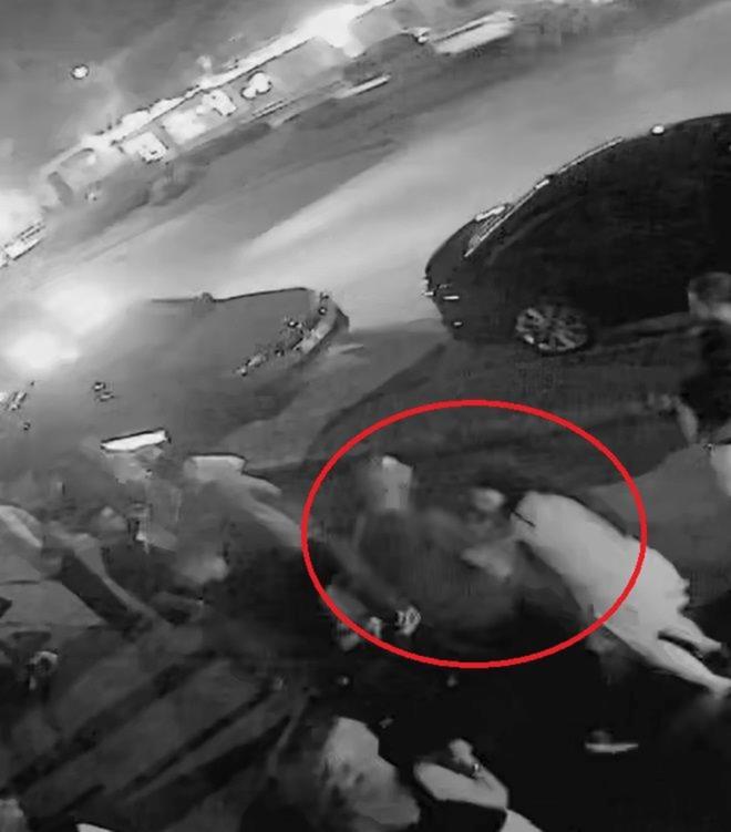 Kz arkadana ynelik sular daha nce de ilemi olmasn dikkate ald rfan ahin'e, ''kasten yaralama'' suundan 2 yl 2 ay, ''cebir, tehdit veya hile kullanarak kiiyi hrriyetinden yoksun klma'' suundan 2 yl, ''tehdit'' suundan 9 ay, ''hakaret'' suundan da 3 ay olmak zere toplam 5 yl 2 ay hapis cezas veren mahkeme hakimi, btn delillerin toplanm olmas ve karartlabilecek bir delil olmad gerekesiyle sann bu sulardan tahliyesine hkmetti.