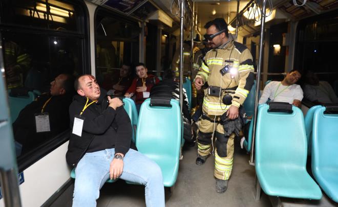 Metroda nefes kesen tatbikat<br>  13 lkeden 80 kiinin zerinde yabanc uzman, 20 kurum katlm, HAVELSAN ekibi, UMKE, Bursa Bykehir Belediyesi tfaiye ve Akll ehircilik Dairesi Bakanlklar ile Burula ekiplerinin de katlmyla 200? akn personelle kimyasal alan, yangn ve tren kazas tatbikatlar gerekletirildi. Kkbalkl Afet Koordinasyon Merkezi?nde gerekletirilen kimyasal alan ve yangn tatbikatlar gerei aratmazken, tren kazas tatbikat ise adeta nefesleri kesti. Senaryo gerei metro, Nilfer stasyonu ile Odunluk stasyonu arasndaki tnelden geerken, deprem meydana geldi ve metro vagonu raylardan kt. Metrodaki yolculardan 21?i yaralanrken, olay yerine gelen ekipler, olaya son teknolojik donanmlarla mdahale etti. Mdahale ekipleri giyilebilir teknolojilerle donatlrken, ilk olarak olay yerine bir drone ynlendirildi. Olay yeri ve yaral tespitleri ncelikle drone ile yapld. Bu tespitin ardndan yryebilecek durumdaki yolcular, raylar zerinde k noktasna ynlendirilirken, mdahale ekipleri de vagona girerek ierideki yarallarda durum tespiti yapt. Bu tespit ekiplerin zel gzlkleri sayesinde kriz merkezinden de anlk takip edildi. Bu gzlem ve tespitlerin ardndan da devreye UMKE ekipleri girdi. Yarallara ilk mdahaleyi vagon iinde yapan ekipler, termal battaniyeye sardklar yarallar sedye ile raylar zerinde istasyona kadar tad. Yaklak 3 saat sren tatbikat, baaryla tamamland.