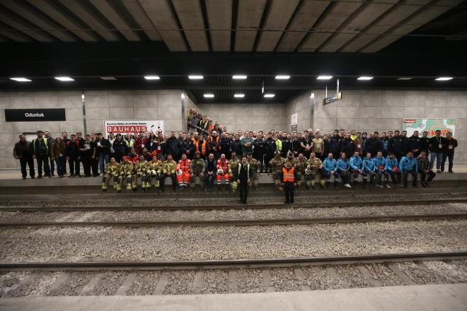 BURSA? Avrupa Birlii tarafndan finanse edilen Trkiye?nin liderliinde, HAVELSAN?n koordinatrl ve Bursa Bykehir Belediyesi?nin ortaklnda gerekletirilen ?Team Aware? projesi kapsamnda, 13 lkeden 200?e yakn uzman ve personelin katlmyla yaplan tatbikat nefes kesti. Drone ile olay yeri tespiti ve giyilebilir teknolojiler gibi teknolojinin tm imkanlarnn kullanld tatbikatta, senaryo gerei deprem nedeniyle raylardan kan metro vagonundaki yarallarn tahliyesi gerei aratmad.