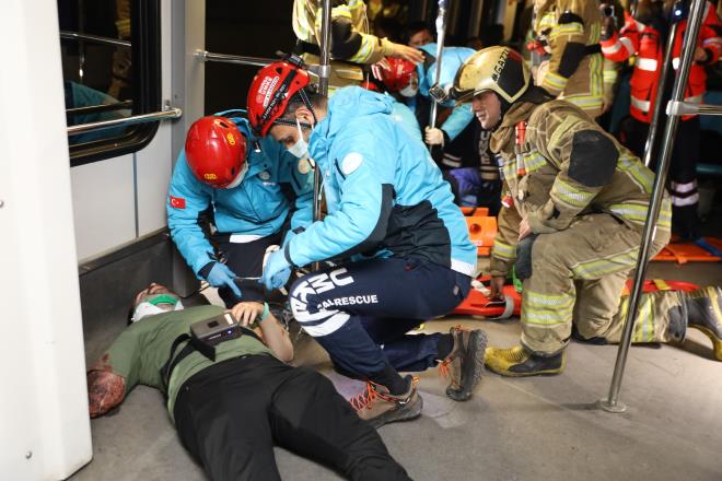 Projenin faydal sonular olacak<br>  Yaplan tm tatbikatlar yerinde takip eden Bursa Bykehir Belediyesi tfaiye Daire Bakan Muhammed Emin Tarm HAVELSAN koordinatrlnde, orta olduklar Avrupa Birlii Team Aware projesinin final program tatbikatlarn baaryla gerekletirdiklerini syledi. Bursa Bykehir Belediyesi olarak afet ve acil durum ynetiminde kurumsal kapasitenin artrlmas, teknoloji gelitirilmesi ve inovatif projelere ok nem verdiklerini kaydeden Tarm, ?2018 ylnda balayan bu proje ile afet ve acil durum ekipleri ve itfaiye tekilatmzda giyilebilir teknolojiler ile olaylara mdahale ynetiminin inovatif olarak salanmasn amalandk. Toplam 13 lkeden yabanc uzmanlar ve 200?e yakn personelle kimyasal alan, yangn ve tren kazas tatbikatlarn gerekletirdik. Proje sonularnn lkemiz ve ehrimiz iin ok faydal sonular olacana inanyoruz. Proje koordinatr HAVELSAN bata olmak zere tm katlmc ekiplere teekkr ediyorum? diye konutu.