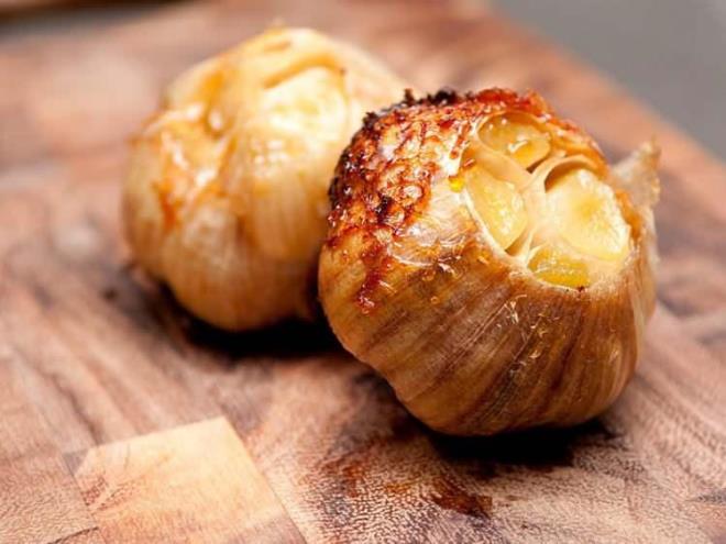 Her ne kadar koksa da etkisi kantlanan mucize besin olarak nitelendirilen kzlenmi sarmsa tketmenizde her gn tketmenizde fayda var.