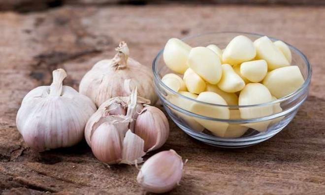 Yaplan bir aratrmaya gre kzlenmi sarmsak kilo kontrol salyor. Ayn zamanda ieriinde bulunan yararl bileikler, vcut yan azaltarak daha zinde grnmenize neden oluyor.