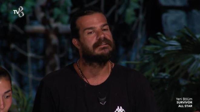 HAKAN HATPOLU YAADIKLARINI ANLATTI<p>    Hakan Hatipolu, "Kt sz iin her zaman zlyorum sylediim zaman ama bende ok yksekken kendimi tutamyorum. Bugn onu dndm sylediim kavga ya da tartma annda sylediim laflar evet kt sz ama ieriinde sylediim eyler deil. Belki burada azmdan otomatikman kyor. Belki kar taraf kryor. Hasar veriyor ya bi aksiyona gemesini salyor. O kelimeyi anlamyla sylemediimi dnyorum. Belki kendimi byle teselli ediyorum ama o laf ieriiyle sylemek gibi bir amacm yok. Hi kimseye kar, nk zlyorum." dedi.