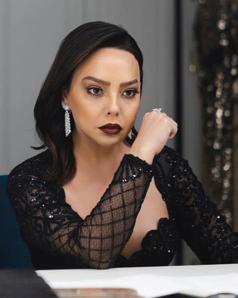 Ebu Gnde, daha nce 3 kez evlenmiti;  <p>  Hamdi Vardar... 1991 - 1993  <br>  mer Durak... 2002 - 2003  <br>  Reza Zarrab... 2010 - 2021