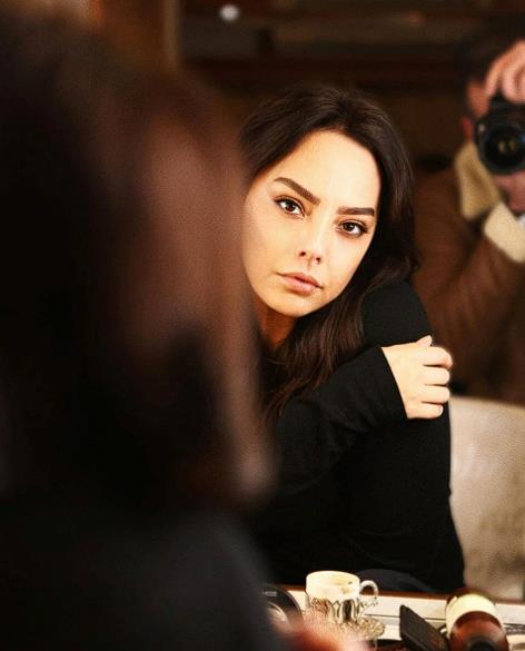 zdemir'in bir an nce evlenmek istedii sylense de Ebru Gnde'in youn sahne program nedeniyle nikah, Ramazan Bayram'ndan sonraya brakld.