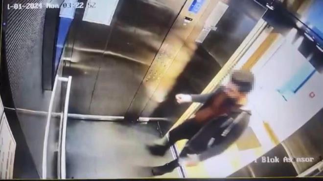 Mahkeme heyeti kararnda Anayasa Mahkemesi?nin hak ihlali kararlarna yer verdi. Heyet, Asliye Ceza Mahkemesi'nin sank brahim Kelolan?a verdii cezay hatrlatt.    Mahkeme olaya ait grntlerde sann site sakinleri tarafndan beslenen kediyi asansrde grmesi zerine kediye tekme atarak saldrd belirtildi. Kedinin asansrden kamasnn ardndan sannda peinden giderek koridorda sktrd, kaplar kapatp kedinin kamasn engelleyerek defalarca tekmeledii vurguland.  <br>  ISRARLI EYLEM<br>    Kedinin kamaya almasn ramen sann eylemini srarl bir ekilde devam ettirerek yaklak 5 dakika boyunca kovalayp tekmeleyip zerine basarak ezip lmne neden olduu aktarld.