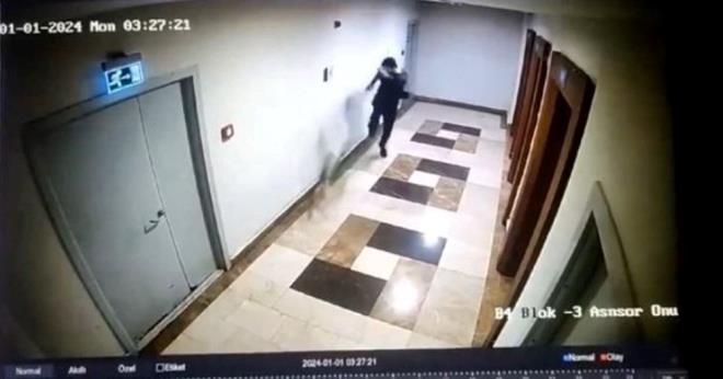 NE OLMUTU?    Kkekmece Cumhuriyet Basavclnca brahim Kelolan hakknda Ziya Gkalp Mahallesinde yaad sitede 1 Ocak gn saat 03.15 sralarnda site sakinleri tarafndan beslenip baklan kediye asansrde tekme att, koridora kaan kediyi kaplar kapatarak kamasn engelledikten sonra defalarca tekmeleyerek ldrd gerekesiyle soruturma balatlmt.    Kamera kaytlarnda kediyi asansrden kp kovalad ve tekmeledii grlen sank Kelolan 4 Ocak'ta tutuklanmt. Savclk, Kelolan hakknda "Bir ev hayvann veya evcil hayvan kasten ldrme" suundan 6 aydan 4 yla kadar hapis istemiyle dava amt.