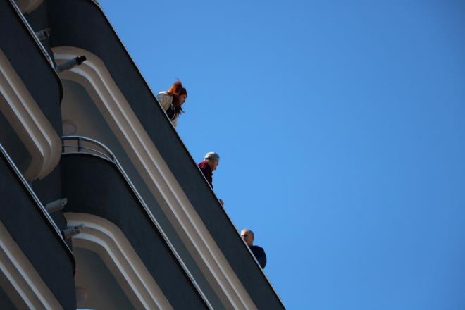 "TEK MERM TEHDT ANLAMI ERR"    Bartu Can Akkla?nn Zonguldak 2?nci Asliye Ceza Mahkemesi?nde yarglanmasna devam edildi. Durumaya tutuksuz sank katlmazken, Usta ailesi ve taraf avukatlar salonda hazr bulundu.    Mahkeme heyetinin evde bulunan ?tek mermiyi? gzden kardn ne sren baba Kenan Usta, ?Evde tek mermi bulunmutu. Bu halk arasnda tehdit anlam iermektedir? dedi.