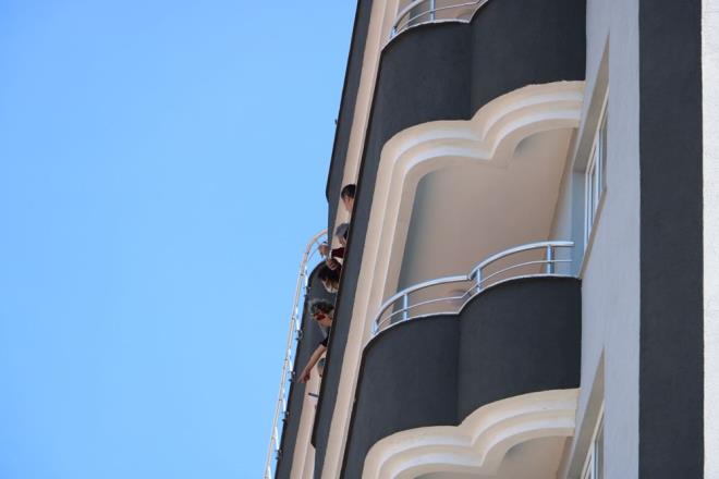 Mahkeme bakannn tehdit ile ilgili baka bir delili olup olmad sorusuna baba Usta, ?Sank kaplar kapatmtr. Kzm yarm saat banyoda alam. Yani burada bir tehdit olduunu dnyorum. Bu merminin kzmn evde alkonulduu srada, sann kzm korkutmak iin masa stne koyduu kanaatindeyim. Delillerin incelenmesini talep ederim? diye cevap verdi. Sank avukat ise dosya ieriinde Kenan Usta?nn iddialarn destekleyen delil olmadn ne srd.