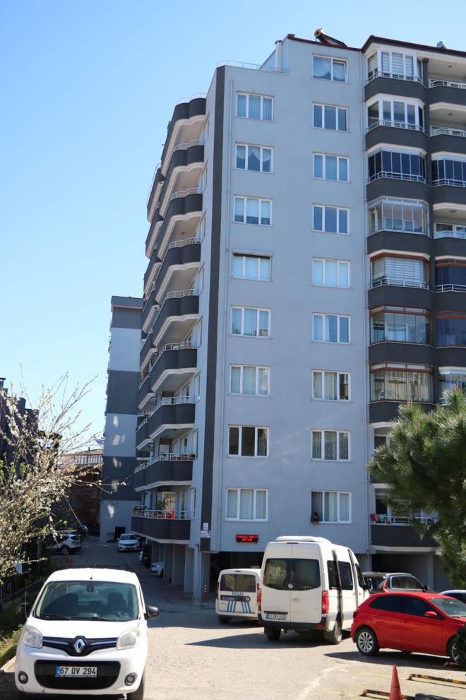 zgecan Usta'nn tank olarak dinlenen ocukluk arkada E.A. ise ?Zonguldak?a gitmeden birka gn nce beraber kalrken, alayarak ?yalandan da olsa benimle evleneceini sylemesine razym ama asla byle demiyor? demiti. Sonradan rendiime gre Bartu, ifadelerinde onunla evleneceini, evlenmek istediini sylemi ama byle bir ey olsayd zgecan bunu bana kesinlikle sylerdi. likilerindeki en byk problem de buydu. Sank hibir zaman arkadama ciddi dndn dahi sylememitir. Srekli tartp barrlard. Olay gn de benden dnebilmek iin para istedi. Daha sonra tekrar aradmda amad ve bana mesaj atarak bartklarn syledi. Bence orada alkoydu nk benim arkadam intihara meyilli deildi. Kavgalarnn sebebi hep evlilikle alakalyd.? diye konutu.