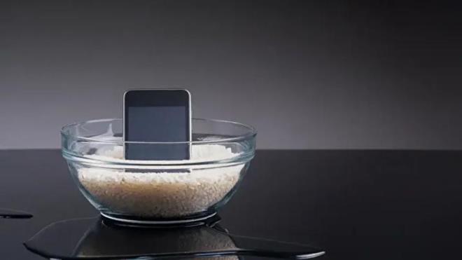 Bu konuya ilikin Apple yanl yapldn ve cihaza zarar verebilecei konusunda kullanclarn uyaran bir aklamada bulundu.